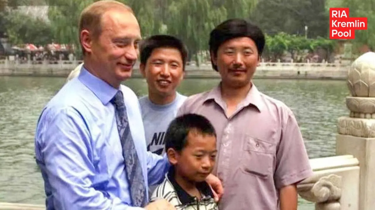 Человек с фотографии из двухтысячных вырос и стал инженером — недавно он встретился с президентом. Снимок вызвал волну ностальгии по нулевым и напомнил проверить старые альбомы.