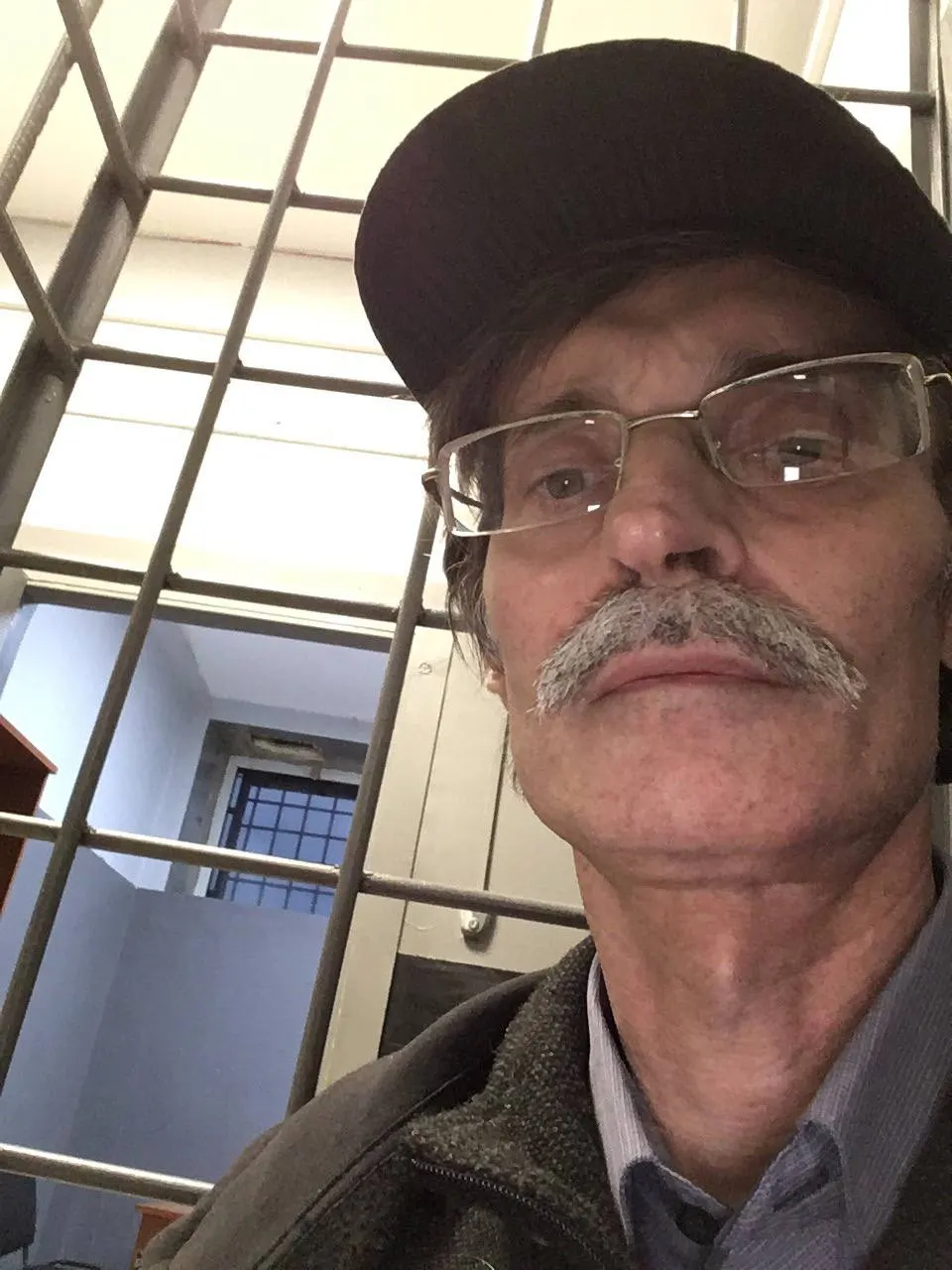 Суд в Петрозаводске признал руководителя фракции «Яблоко» виновным по статье о демонстрации экстремистской символики и выписал штраф 1 000 руб. за три поста 2020 года, которые отсутствуют на его странице; решение может помешать участию в осенних «выборах».