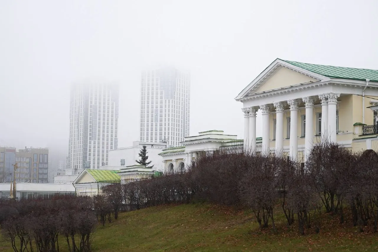 Арбитраж обязал Агентство по управлению и использованию памятников истории и культуры провести ремонт ансамбля усадьбы с 2026 по декабрь 2029 года. На время работ детей из Дворца творчества переведут в другое место.