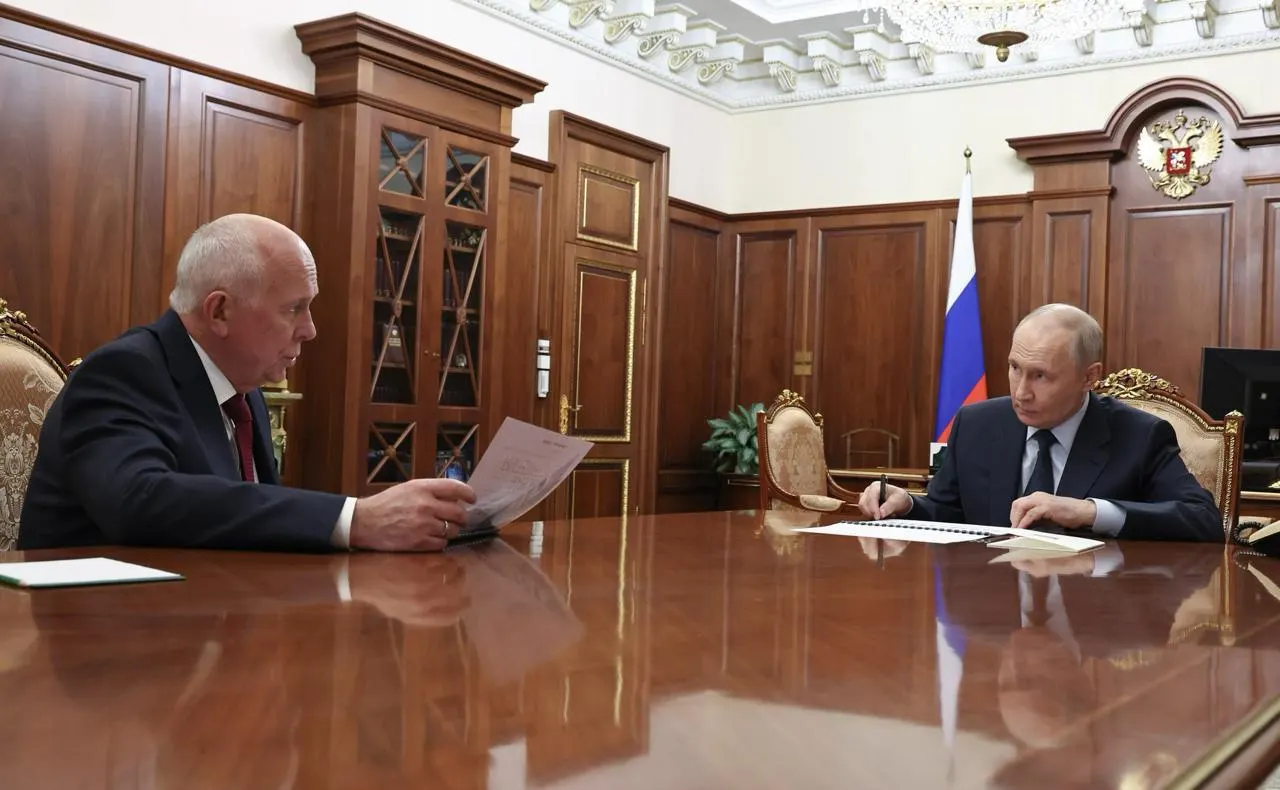 Глава госкорпорации доложил, что массовое производство МС‑21 и «Суперджет‑100» не начнётся в этом году и, по прогнозу, отложено как минимум до следующего года; сроки общенациональной программы по выпуску самолётов пересмотрены.