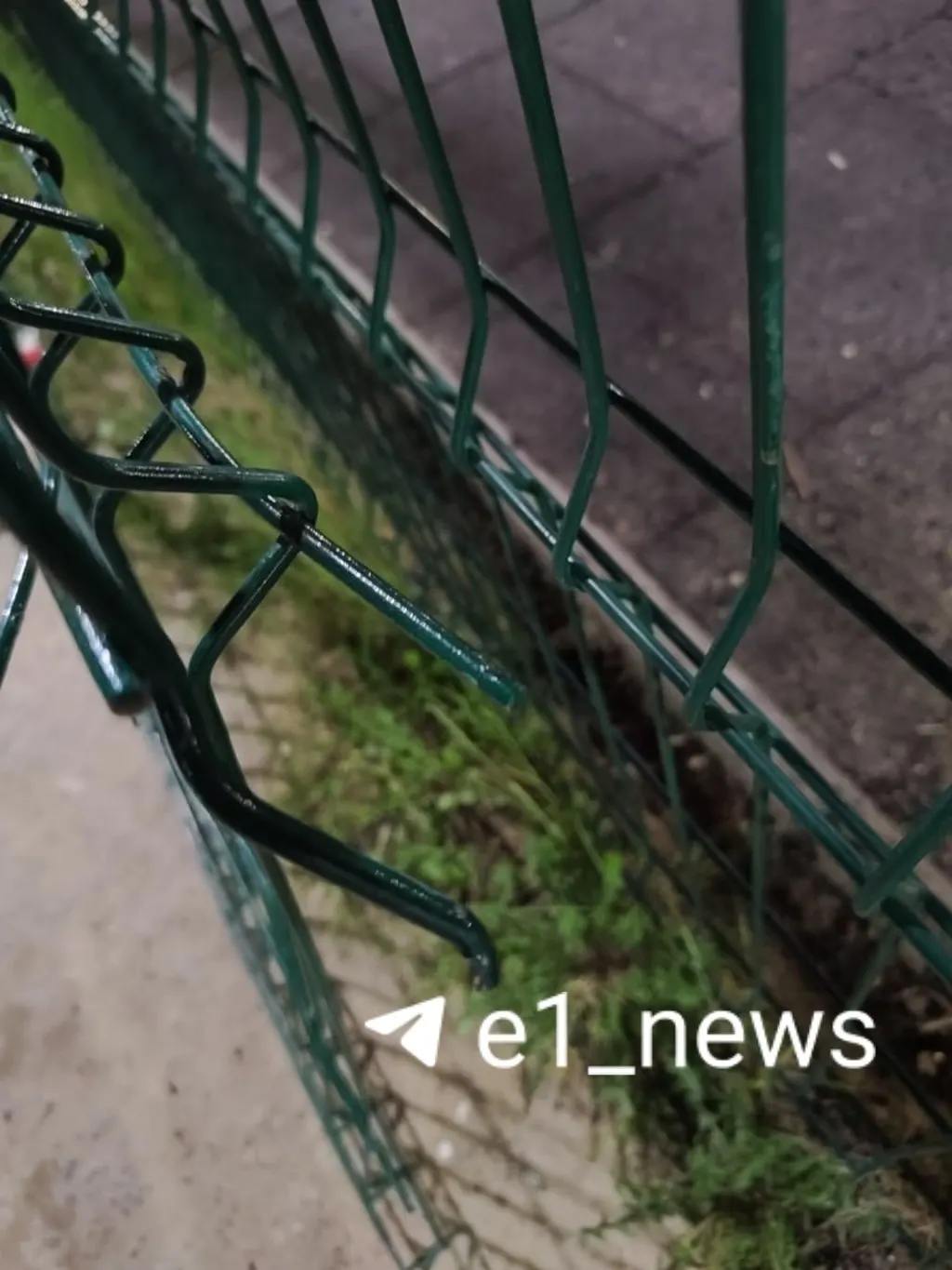 Девочка наткнулась на выступающий металлический прут на улице Шаманова, её госпитализировали; управляющая компания демонтировала повреждённые элементы и проводит проверку.