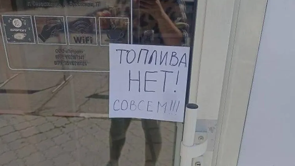 С 31 мая на полуострове вводят талоны на АИ‑95 и ограничение на розничную продажу АИ‑92 после проблем с поставками топлива; власти обещают нормализацию в течение 30 дней.