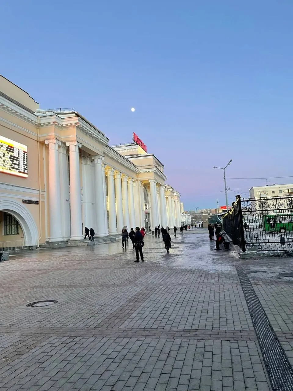 Днём ожидается облачно, температура +5…+14°C, порывы ветра до 22 км/ч. Совет — одеться теплее и быть осторожнее на улице.