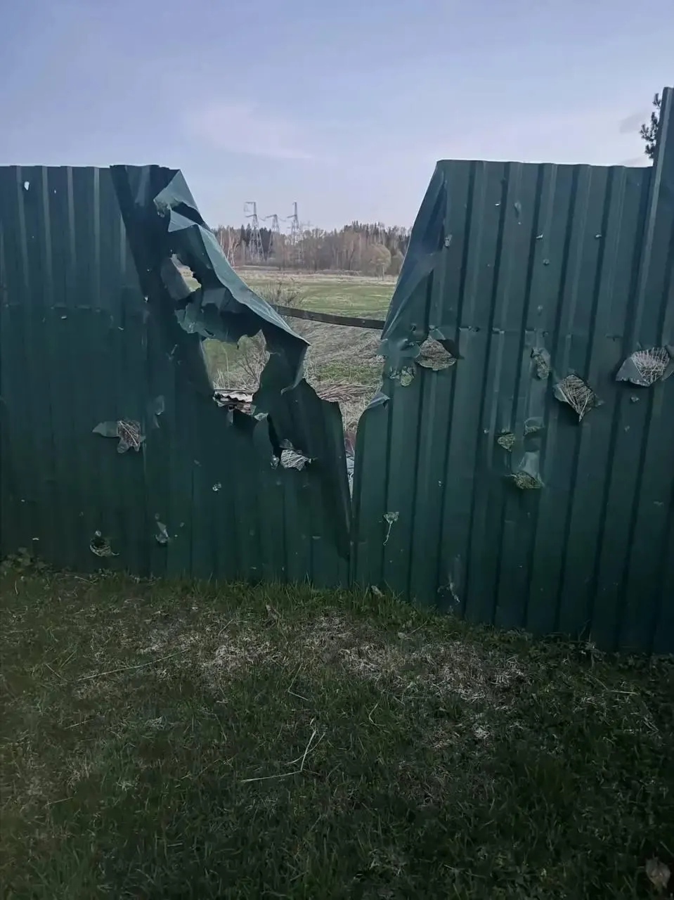 В Подмосковье в результате удара беспилотника погиб 77‑летний мужчина. Региональные власти сообщают о десятках сбитых дронов в Ленобласти и других областях; в Пулково вводились ограничения, часть рейсов задержана или отменена.