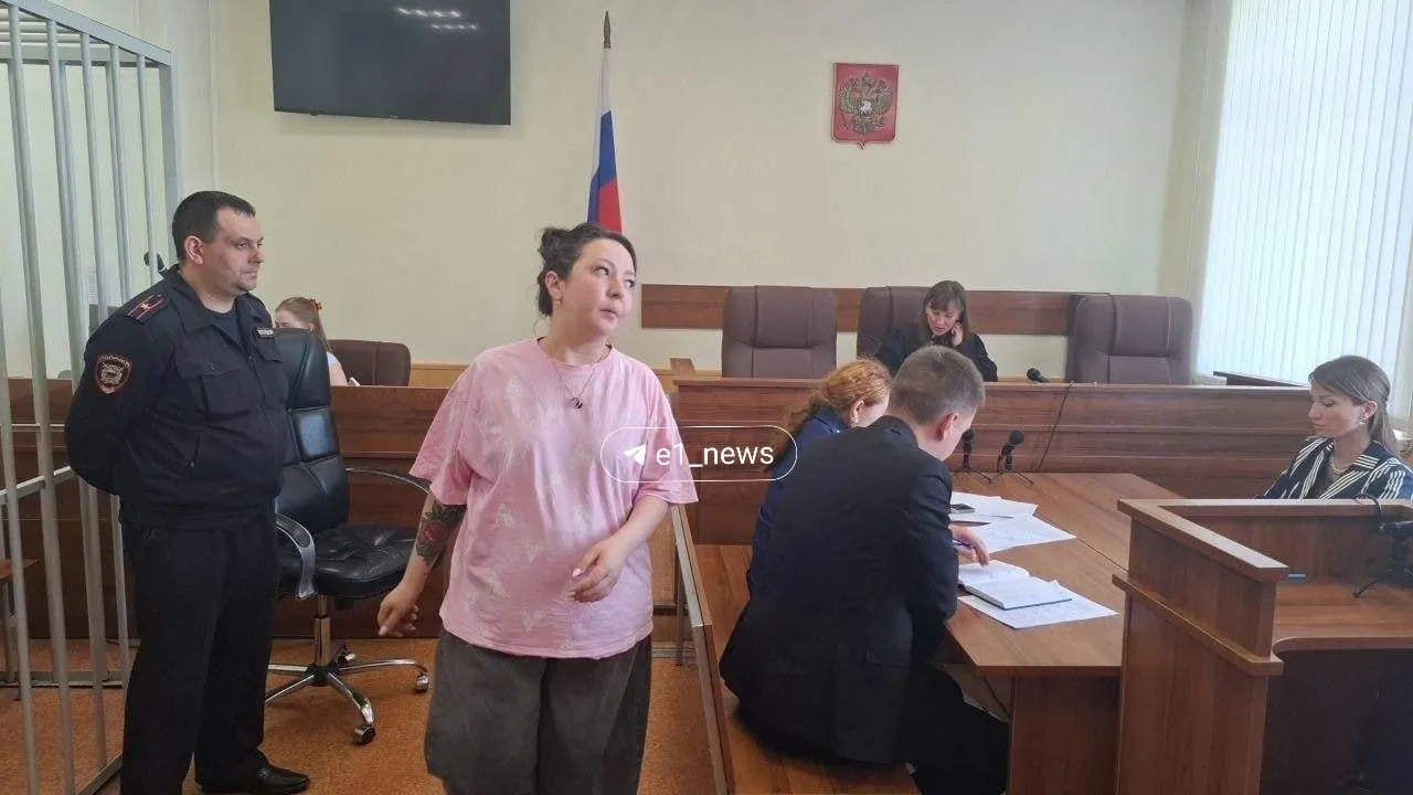 33‑летняя Алсу Николаева заявила, что обвиняемый, с которым она живёт, был для семьи заботливым человеком, извинился за случившееся и ранее конфликтов не допускал. Инцидент с подростком она называет единичным.