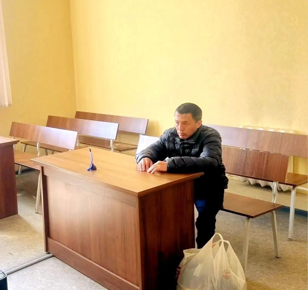 Свердловский облсуд уменьшил срок ареста 42‑летнего оренбуржца Серика Таспакова с 14 до четырёх суток по делу о мелком хулиганстве после инцидента на «Екатеринбург Арене», где он попытался подойти к губернатору.