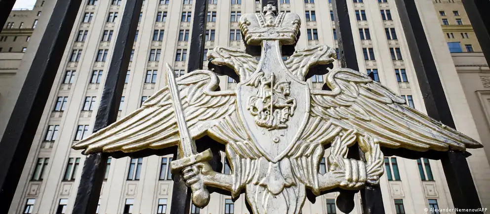 Российское министерство обороны объявило прекращение огня на период 8–10 мая, но пообещало «адекватный ответ» и возможность массированных ударов по центру Киева в случае срыва перемирия; президент Украины призвал иностранных лидеров не посещать московский парад.