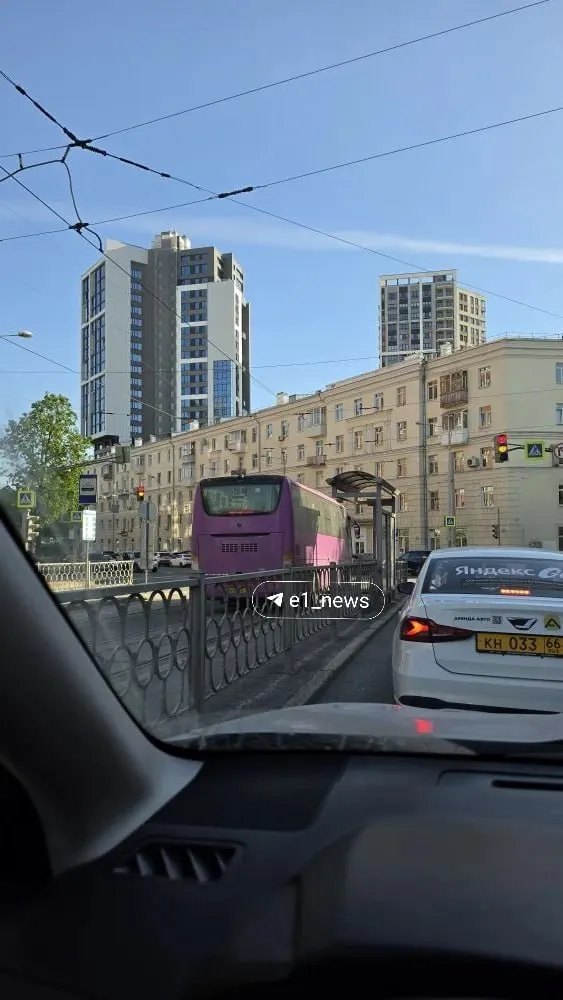 Рейсовый автобус проехал по рельсам в сторону Дворца молодёжи — такой манёвр водителя вызвал недовольство других участников движения.