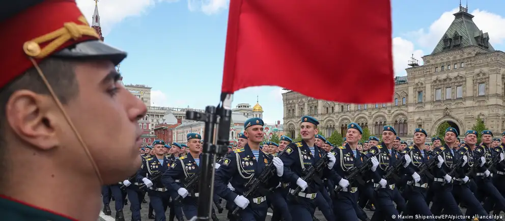 Власти сократили формат парадов 9 мая: в ряде городов мероприятия отменены, а на Красной площади не будет военной техники. Эксперты объясняют возможные причины и обсуждают политические и символические последствия.