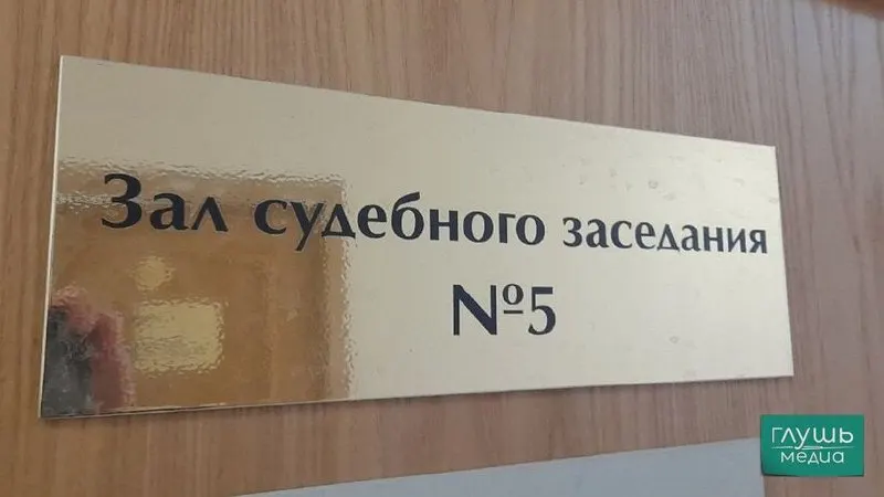 Верховный суд предлагает смягчить требования к квалификации секретарей судебных заседаний: на эти должности могут начать принимать студентов юридических факультетов. Мера мотивируется тем, что для части обязанностей не требуется высшее юридическое образование, а также проблемой дефицита кадров из‑за большой нагрузки и низких зарплат.