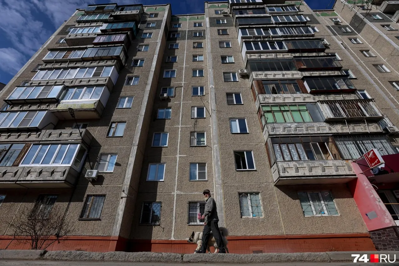 После ввода в регионе режима «беспилотной опасности» и инцидента в Екатеринбурге, где дрон повредил 14 квартир, жители стали активнее оформлять полисы от ущерба, вызванного беспилотниками. Разбираем варианты, стоимость и условия выплат.