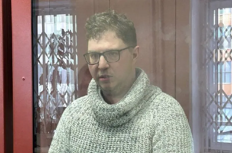 Ленинский суд Екатеринбурга смягчил меру пресечения: вместо домашнего ареста правозащитнику Роману Качанову назначен запрет определённых действий. Двое коллег остаются в СИЗО.