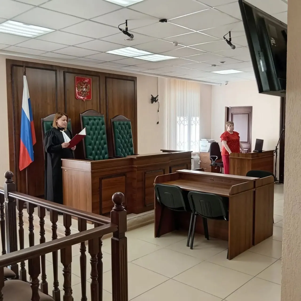 Жительница Берёзовского присоединилась к мошеннической группе в Telegram: пенсионеры из Екатеринбурга и Краснотурьинска перевели злоумышленникам крупные суммы. Суд учёл наличие несовершеннолетних детей и заменил реальный срок на условный.