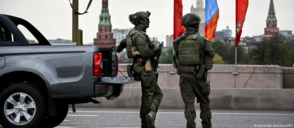 Российские власти отменили приглашения иностранным СМИ на парад на Красной площади. Мероприятие пройдёт в сокращённом формате без военной техники, а в ряде регионов массовые торжества отменены из‑за угроз безопасности.