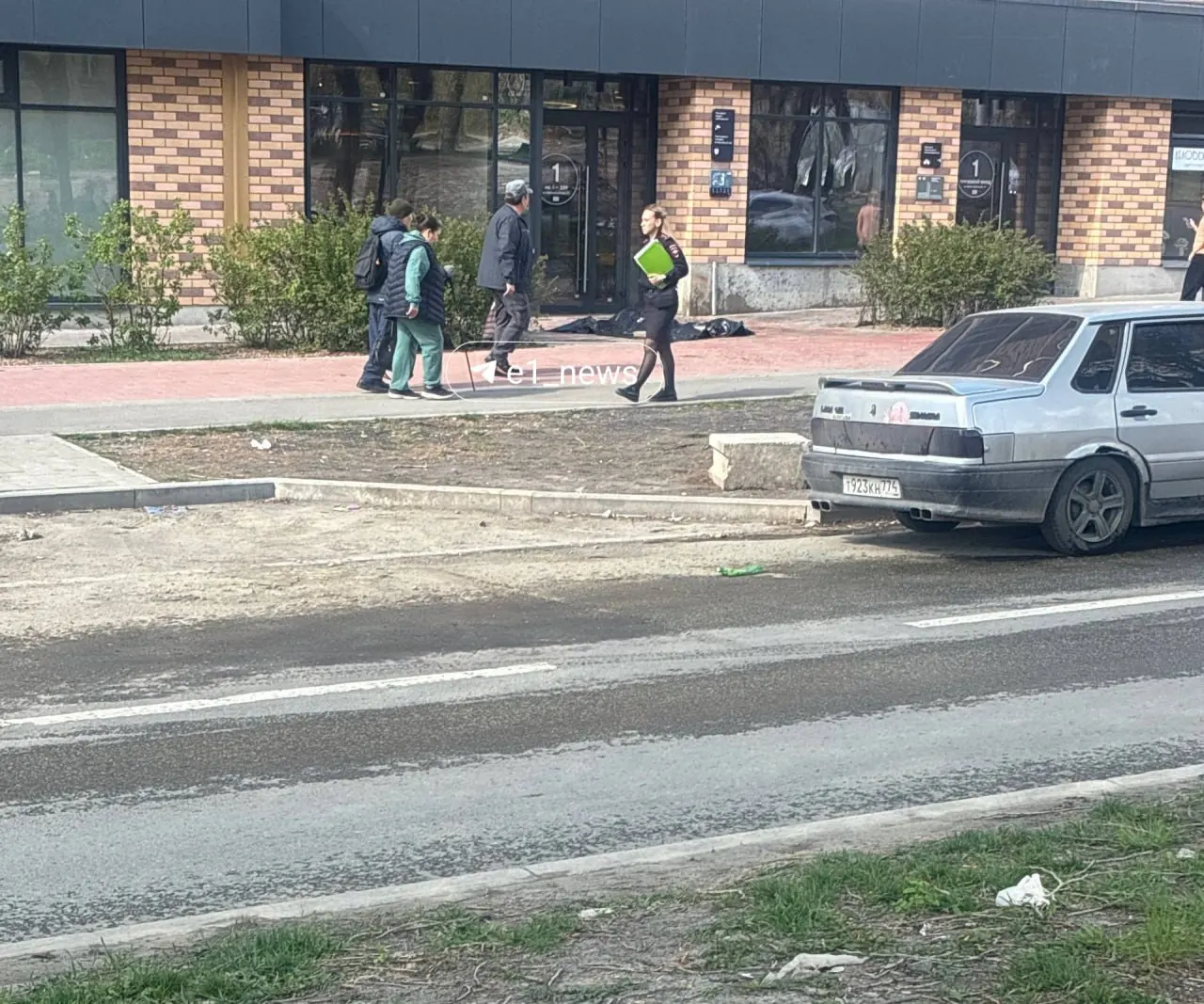 Очевидцы сообщают, что на Эльмаше найдено тело, накрытое черным пакетом; рядом работают сотрудники полиции.
