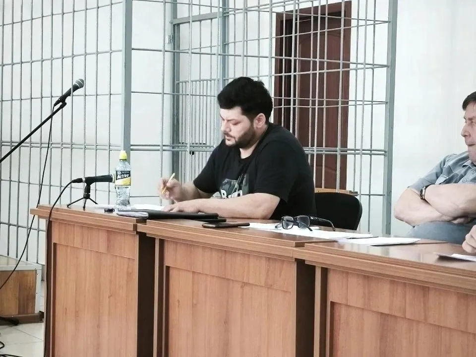 По версии следствия, предприниматель брал оплату за «под ключ», оставлял стройки недоделанными; в деле десять потерпевших, ущерб около 40 млн рублей. Обвиняемый вину не признаёт.