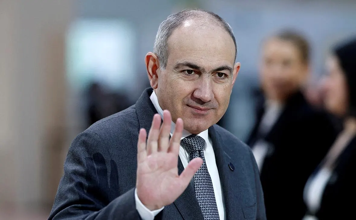 Премьер-министр Армении Никол Пашинян заявил, что выход страны из Евразийского экономического союза, если он состоится, будет заранее спланирован. Он отметил, что Армения останется в составе ЕАЭС «сколько это будет возможно» и не станет вступать в полемику по вопросу выбора между ЕС и ЕАЭС. Ранее российский президент призвал Ереван как можно скорее определиться с векторами сотрудничества.