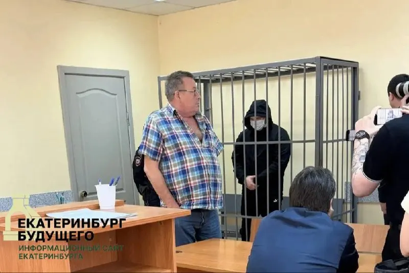 Ленинский суд Екатеринбурга поместил под стражу начальника отдела МВД «Нижнетагильское» по контролю за оборотом наркотиков; его обвиняют в участии в преступном сообществе и превышении должностных полномочий.