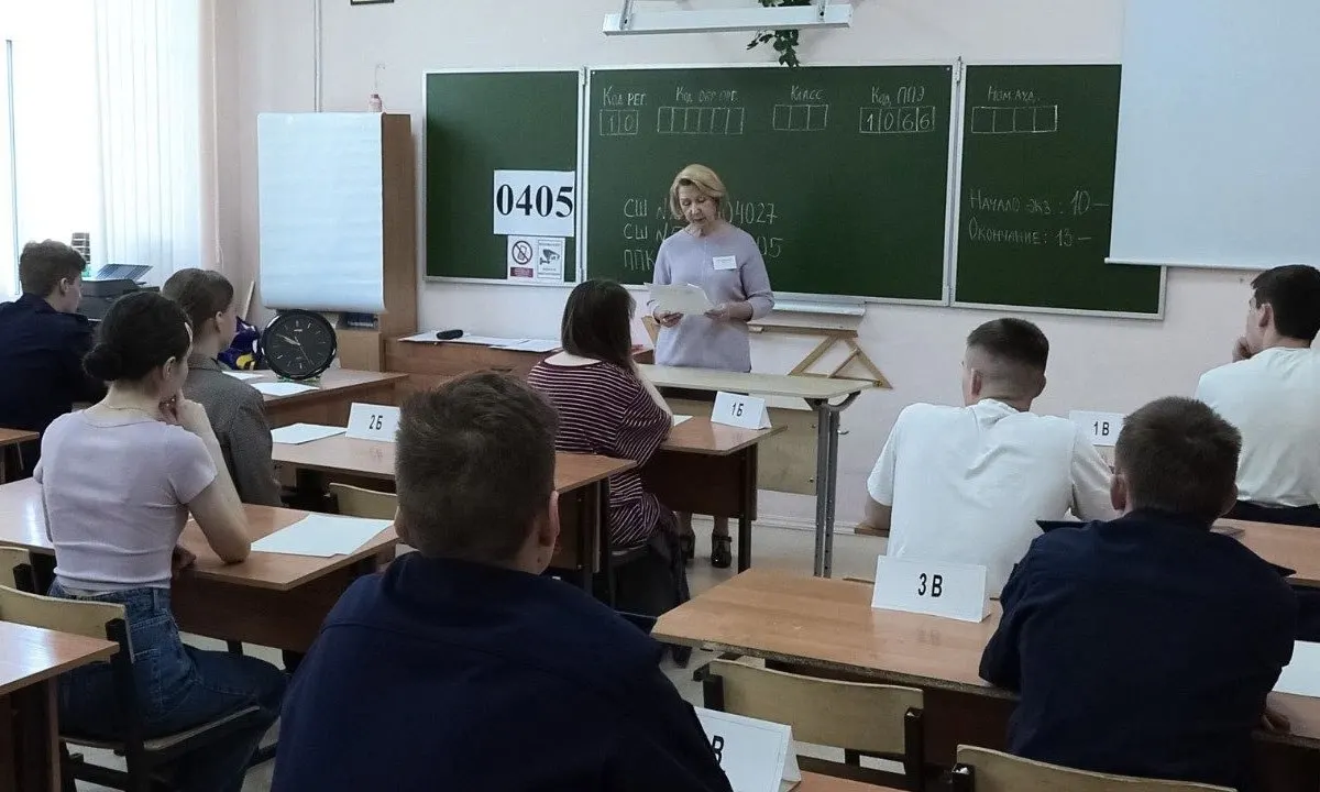 Рособрнадзор в методических рекомендациях поручил запретить физические досмотры и прикосновения к участникам ЕГЭ и их личным вещам; при срабатывании металлодетектора охранники могут лишь вежливо попросить добровольно предъявить или сдать предмет.
