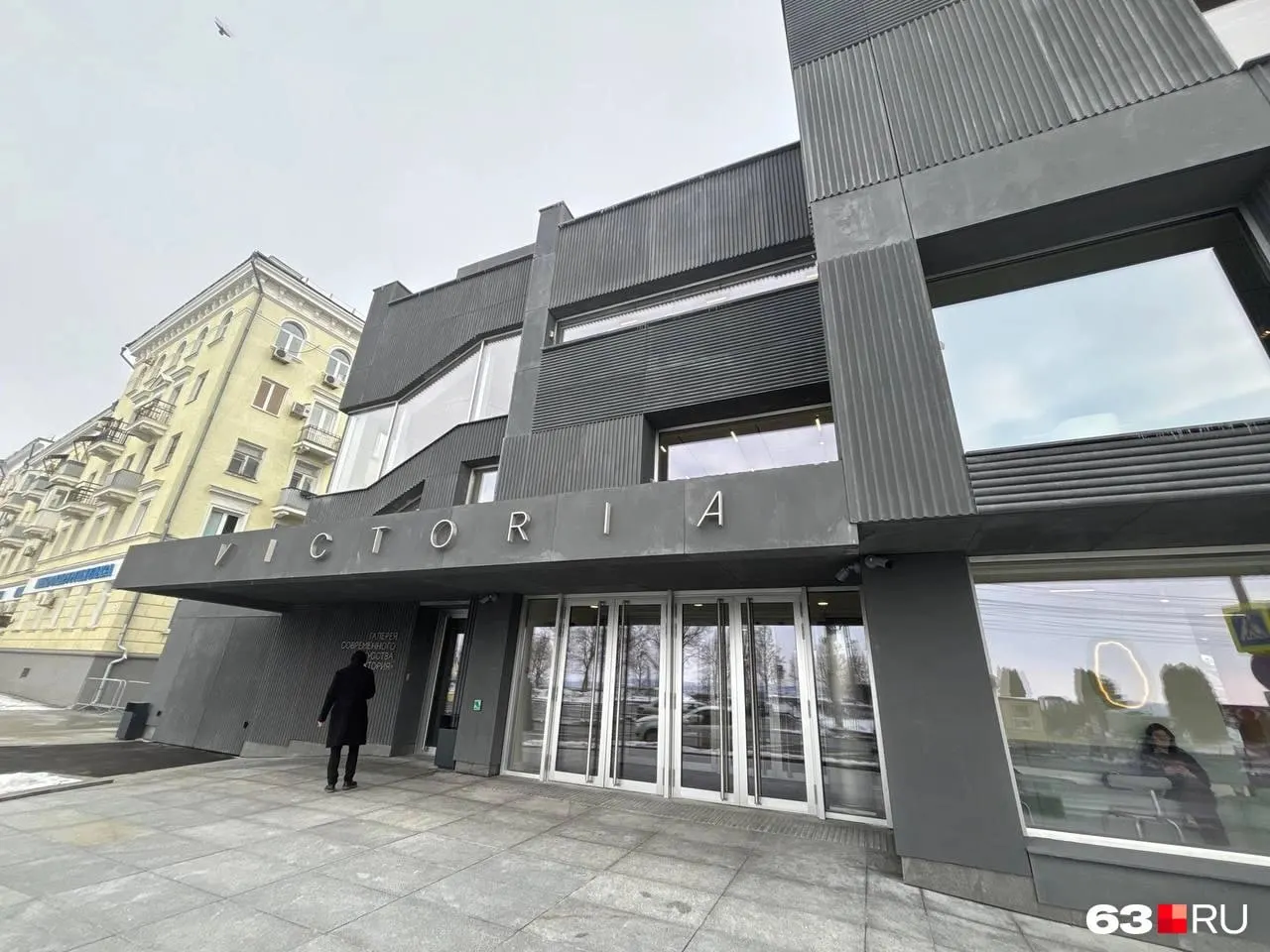 Новая выставка московской художницы Кати Горячевой «Убежище», посвящённая трём тополям у входа в галерею и ставшая частью проекта «Заговор тополей», начнётся 3 мая.