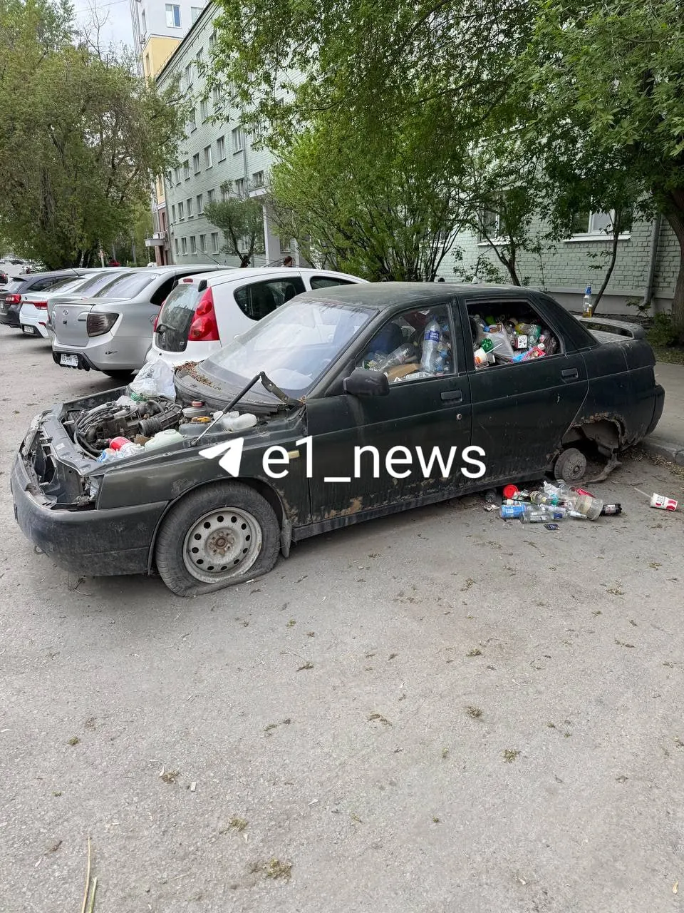 У дома по улице Большакова, 79 обнаружили оставленный автомобиль, внутри и снаружи которого свалены пакеты с бытовыми отходами. Оставлять мусор в чужом авто незаконно и может быть квалифицировано как порча имущества или несанкционированная свалка.