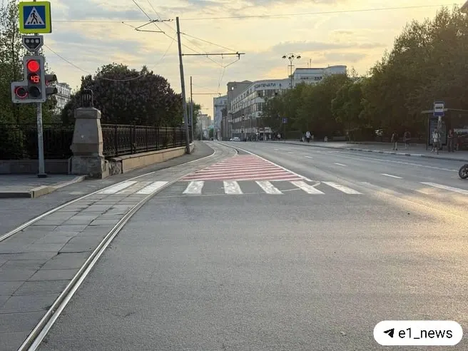 На проспекте Ленина и у небоскрёба «Высоцкий» появились красные островки безопасности, а на улице Ельцина — «вафля», где парковка запрещена и за неё выписывают штрафы.