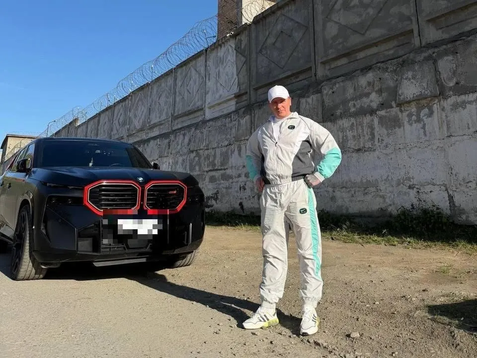 По словам блогера, после ареста его поместили в тесную камеру с тяжело больным человеком, затем перевели в СИЗО, где он утверждает о давлении со стороны сотрудника.