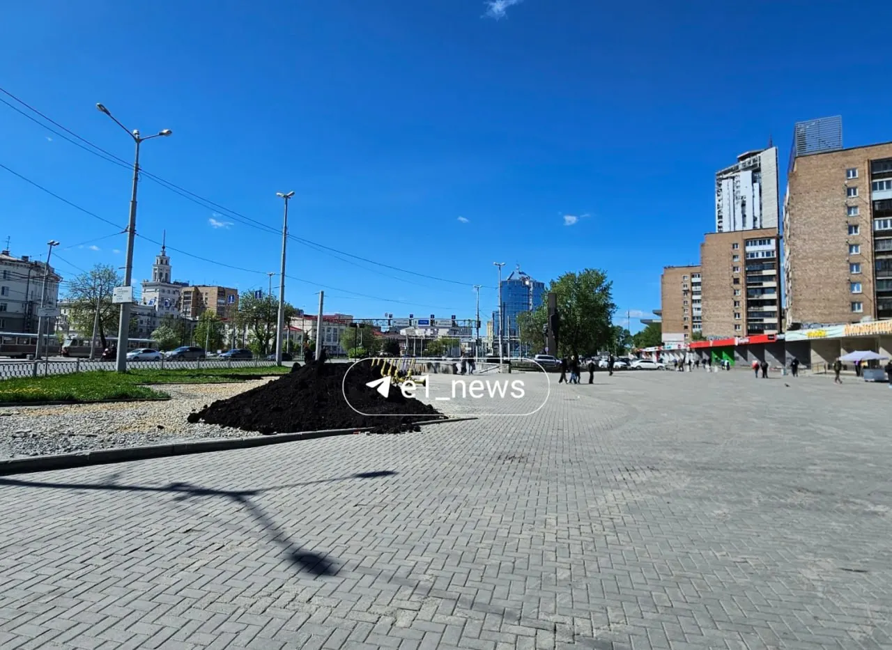 После сноса киосков на привокзальной площади привезли землю — пустые участки собираются засыпать и озеленить.