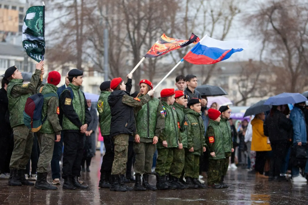 В рамках программы по профилактике терроризма в екатеринбургских школах детей мигрантов привлекают в военно‑патриотические отряды и проводят с ними разъяснительные беседы для недопущения радикализации и адаптации в правовом поле.