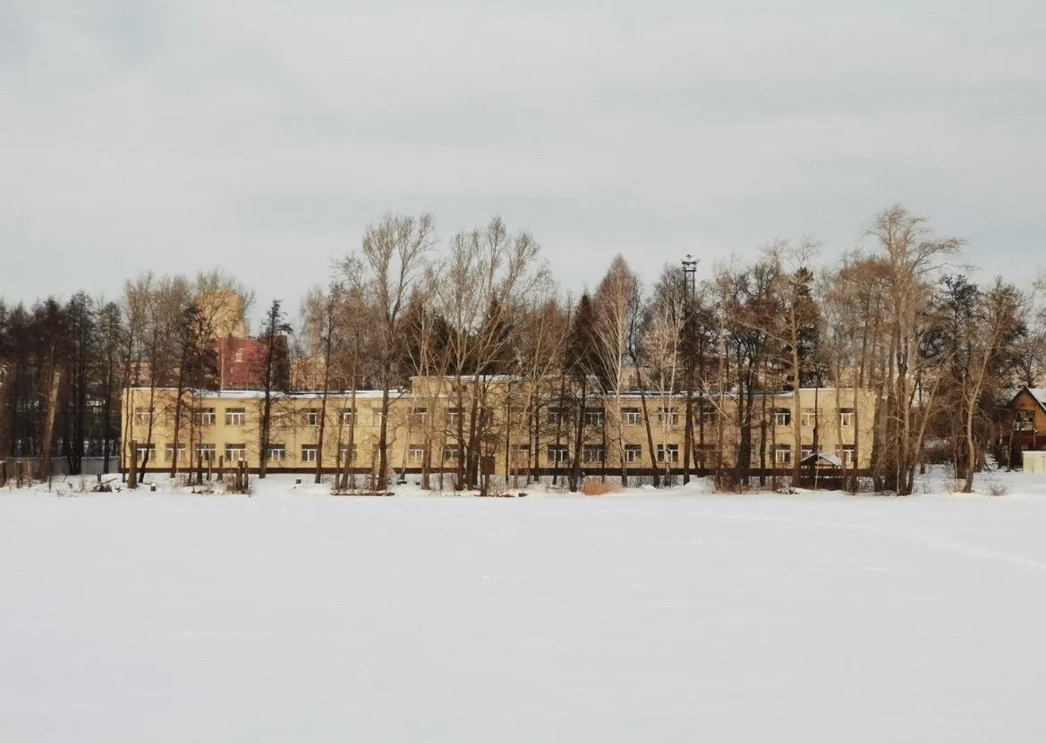 В реабилитационном центре «Свободные люди» подростки жалуются на насильственные и небезопасные методы: одному стерли тату наждачной бумагой, другому зашили рану немедицинской иглой и нитками. Прокуратура выявила нарушения, но учреждению вынесли лишь предупреждение.