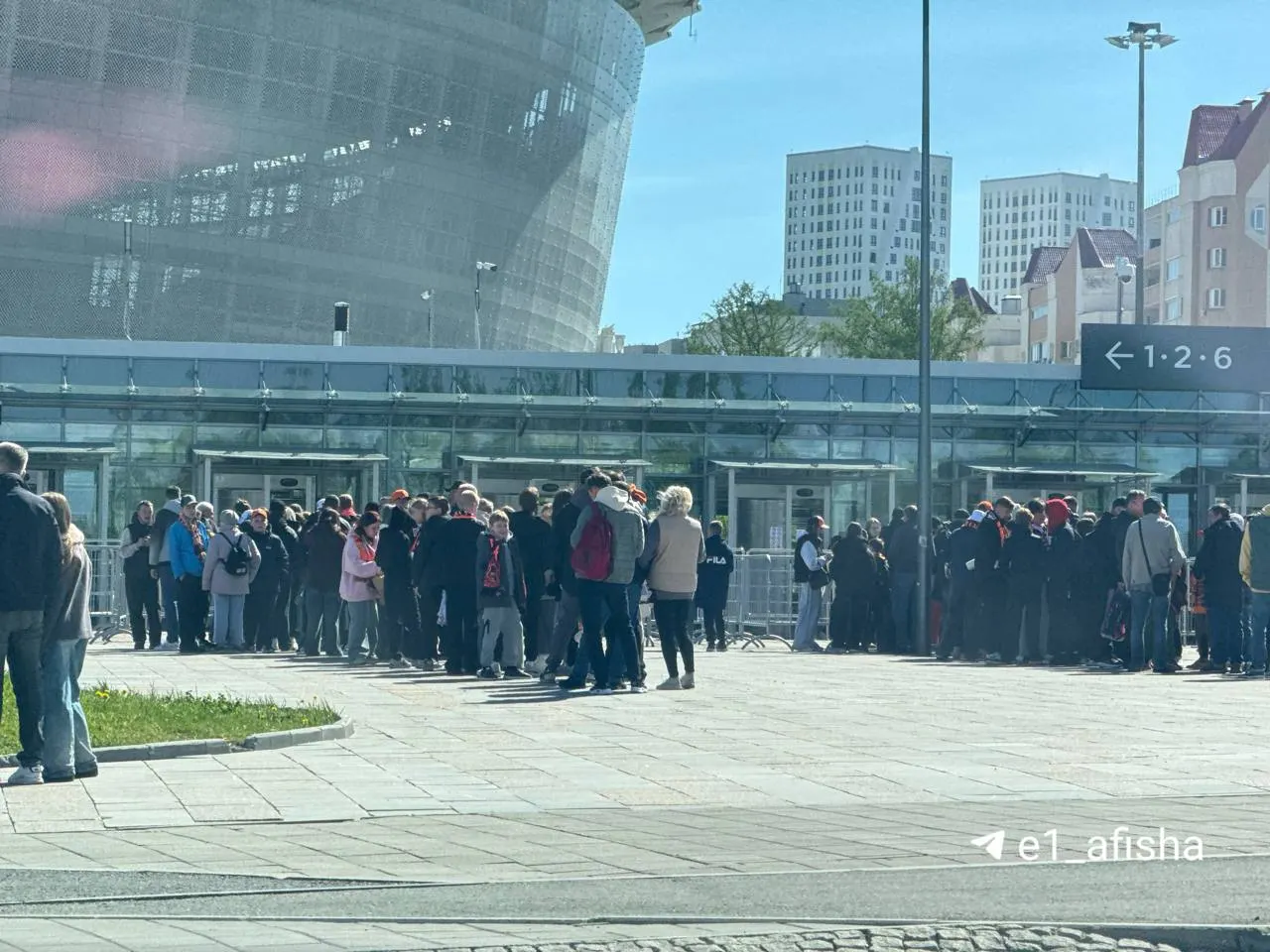 У входа на стадион собралось много болельщиков. Матч «Урал» — «КАМАЗ» начнётся в 16:00.