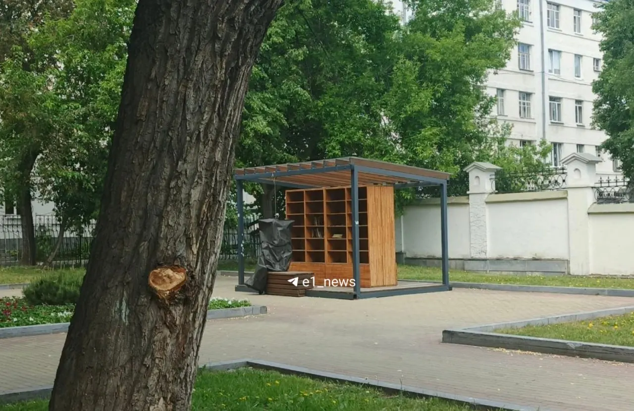Тело в черном пакете нашли в сквере на проспекте Ленина, 33. На месте работают медики, ожидают сотрудников полиции; рядом находятся гулявшие жители.