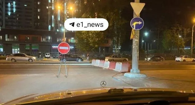 Из‑за ремонта Малышевского моста ночью перекрыли съезд с Новгородцевой на Высоцкого — водители вынуждены делать объезды, что увеличивает расход топлива и время в пути.