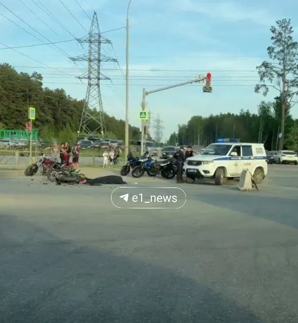 На выезде из Академического района Екатеринбурга произошла смертельная авария — в результате погиб мотоциклист, на месте работают сотрудники ГИБДД.