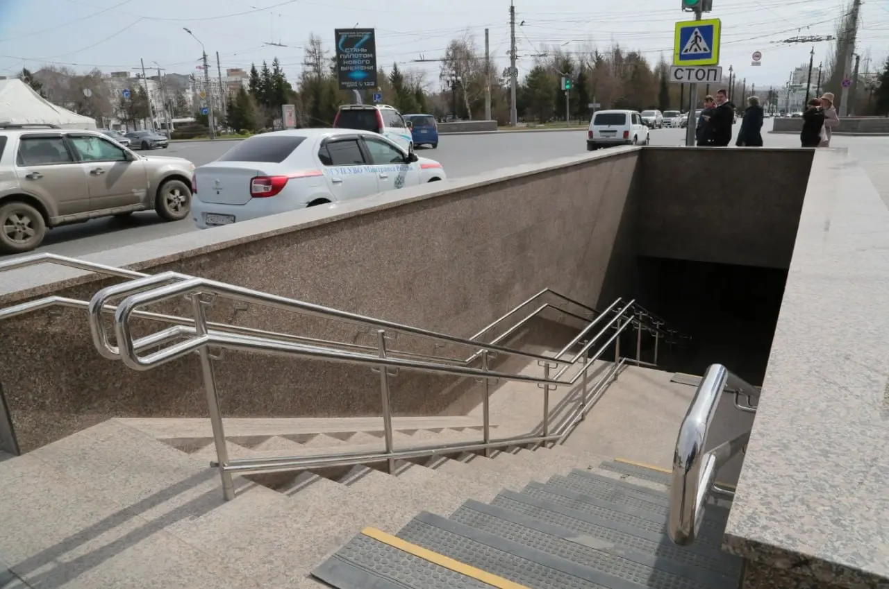 Рабочие завершают обновление входных групп: вскоре откроют вход со стороны ТЦ «Омский», а со 2 мая закроют выход к скверу и организуют временный светофор для пешеходов.