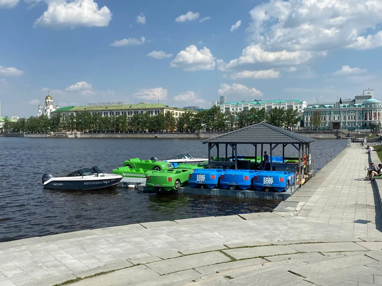 На Плотинке в мае заметили несколько катамаранов в виде машинок — несмотря на решение суда летом 2024 года запретившее размещение баз и стоянок маломерных судов на Городском пруду.