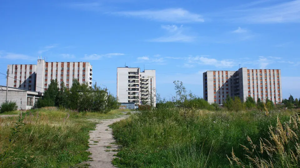 За январь–май в ряде городов цены на готовые квартиры снизились. Сильнейшее падение фиксируют в Архангельске; в целом по стране динамика по регионам разнонаправленная.