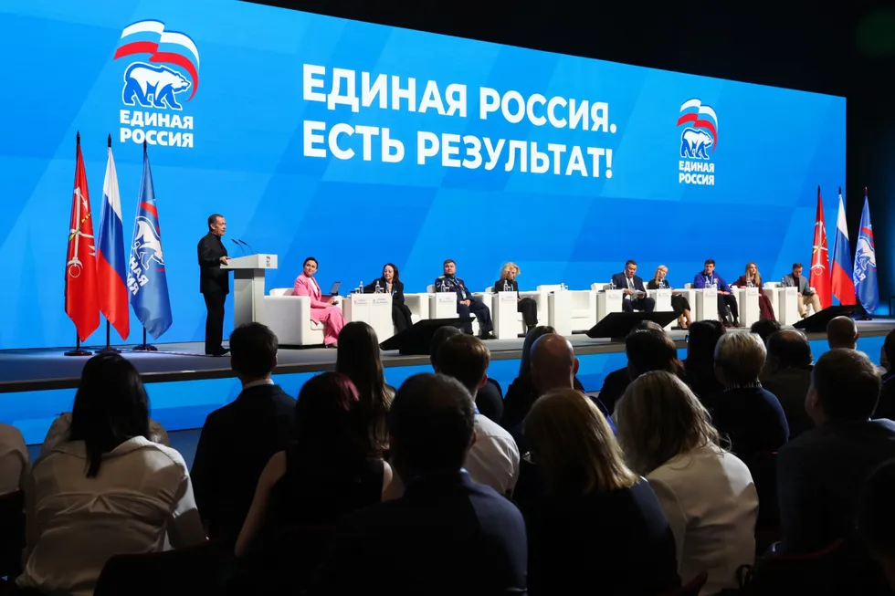 Политблок администрации президента поручил подконтрольным изданиям не выносить слово «запрет» в заголовки и смещать акцент в сторону «позитивных» инициатив депутатов «Единой России». Это делается на фоне предстоящих выборов и падения рейтингов власти.