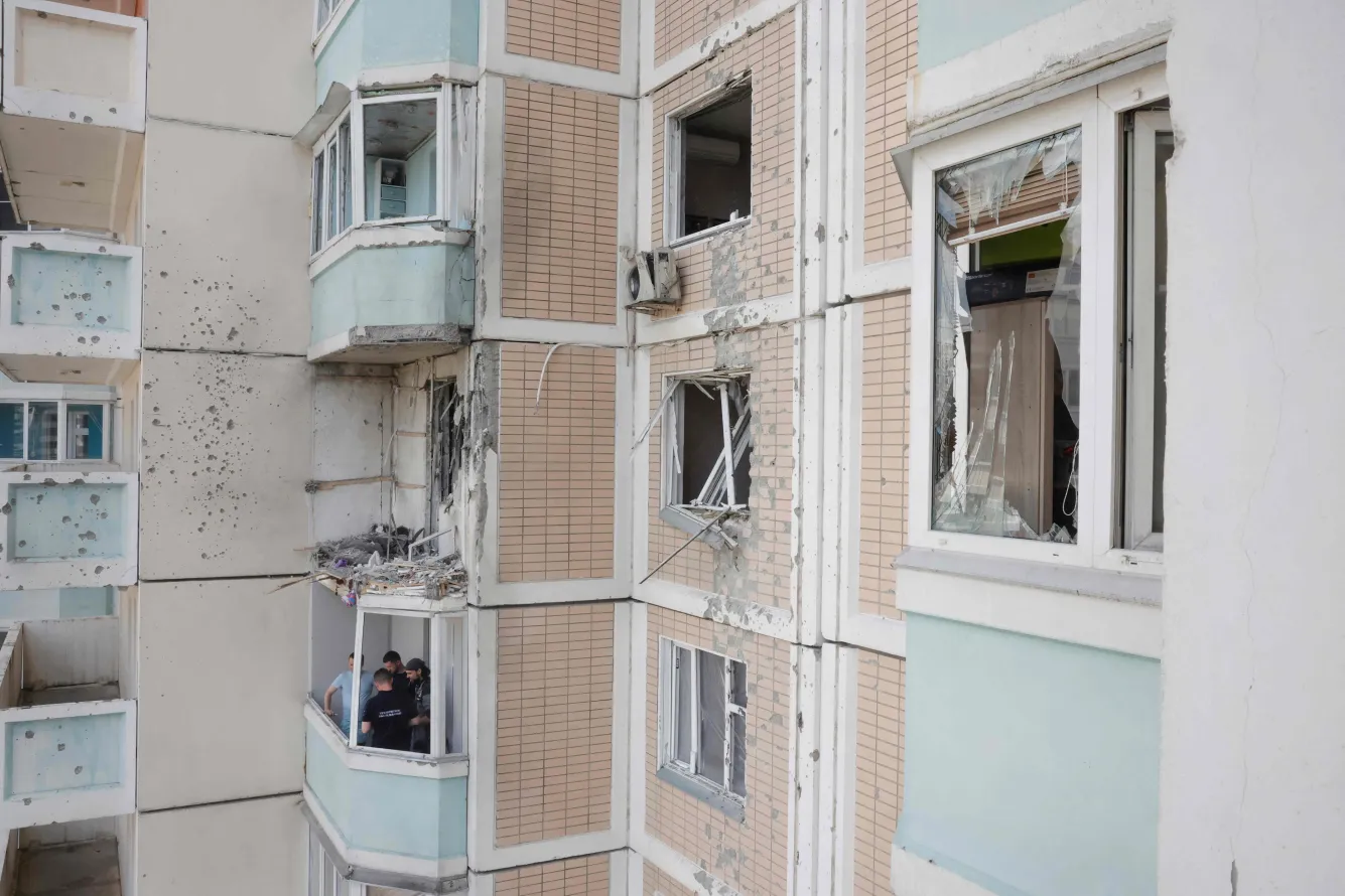 Жители Москвы, Подмосковья, Пермского края, Петербурга и других регионов рассказывают о страхе, утрате, гневе и разочаровании после серии атак беспилотников по территориям России.