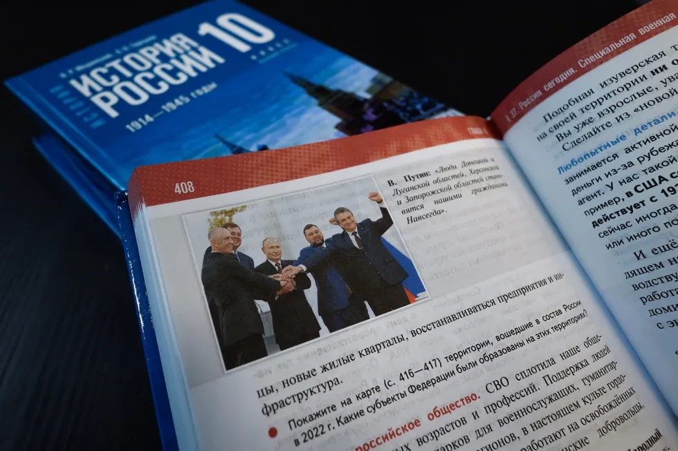 Ученые и историки отмечают системную политизацию школьных пособий для средней школы: современные государственные проекты вплетаются в рассказ о древности, неудобные факты стираются, а сложные события упрощаются в пользу патриотической риторики.