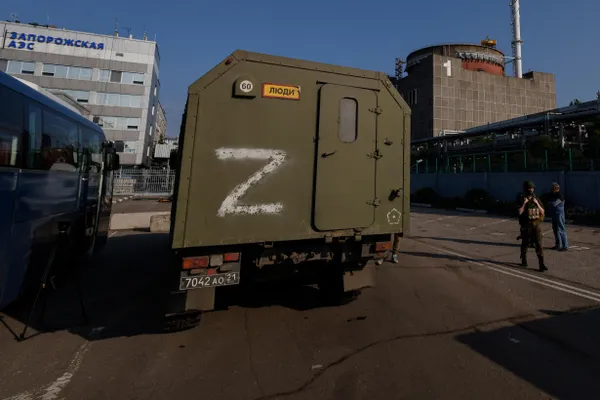 По утверждению компании, боевой дрон, управляемый по оптоволокну, вызвал взрыв и пробил стену машинного зала; основное оборудование, по данным компании, не повреждено. МАГАТЭ фиксировало временные сбои связи со станцией.