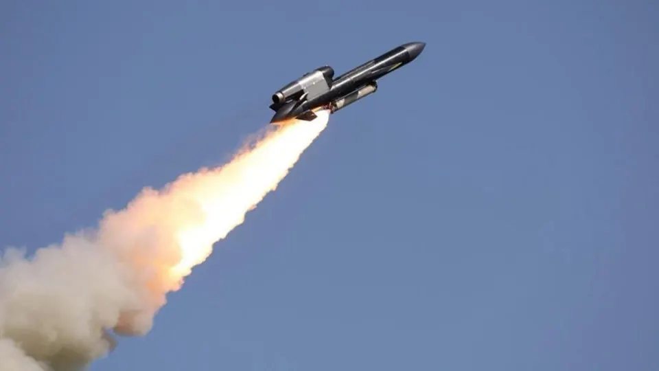 Ночью 5 мая в ряде регионов вводили ракетную опасность и ограничения на авиасообщение после серии атак беспилотников; Минобороны отчиталось о сотнях сбитых дронов, а на нескольких крупных промплощадках произошли пожары.