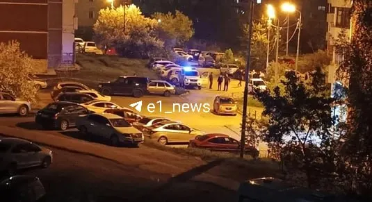 Ночью у дома на Шишимской, 26 сотрудники в форме оградили многоэтажку и проверили сумку у курьера; по предварительным данным задержаний не было.