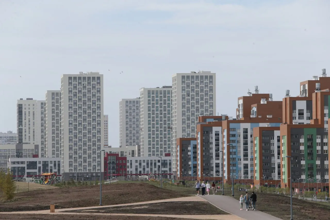 Новая подъездная дорога через улицу Академика Парина до ЕКАД оценена в 2,8 млрд рублей. Строительство планируется завершить к 2030 году, основные расходы придутся на 2028–2030 годы; власти надеются на возможный досрочный ввод.