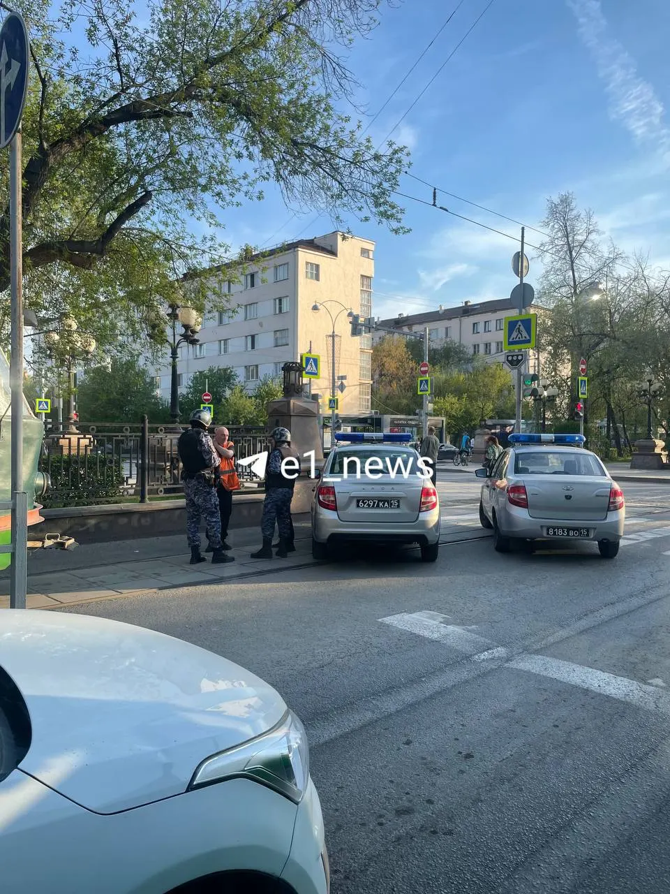 Движение трамваев на улице Ленина перекрыто: автомобили Росгвардии перегородили рельсы. В ведомстве запрошен комментарий.