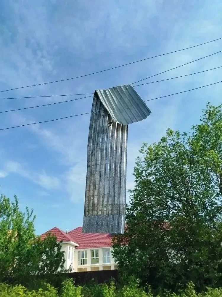 Аварийные отключения коснулись нескольких муниципалитетов и юго‑западной части Екатеринбурга. Энергетики переводят потребителей на резервные схемы и проводят восстановительные работы.