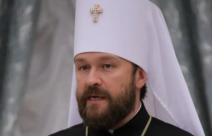 Митрополит и его оператор отпущены без обвинений и мер пресечения, хотя экспертиза подтвердила наличие запрещённого вещества в багажнике; расследование продолжается.