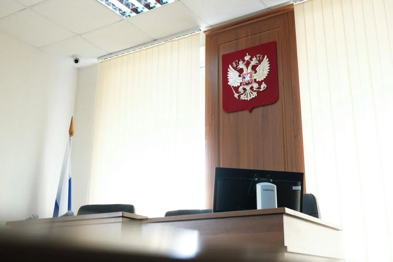 Верх-Исетский районный суд назначил Кире Архиповой 12 суток ареста по части 1 статьи 20.3 КоАП РФ за публичную демонстрацию нацистской символики: на портрете президента в центре города она нарисовала свастику.