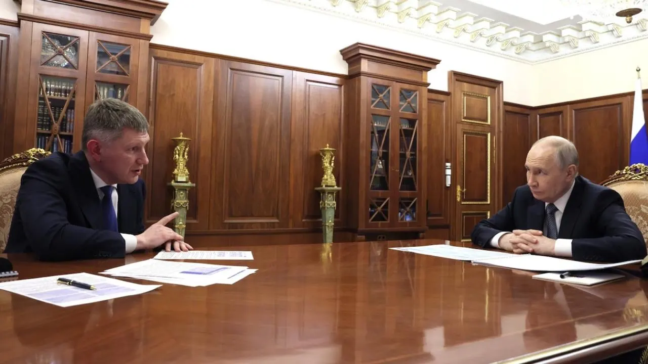 Министр экономического развития заявил президенту, что Россия сокращает разрыв по ВВП на душу населения и по темпам роста опережает американскую экономику; при этом по данным МВФ страна занимает 66-е место по ВВП на душу населения.