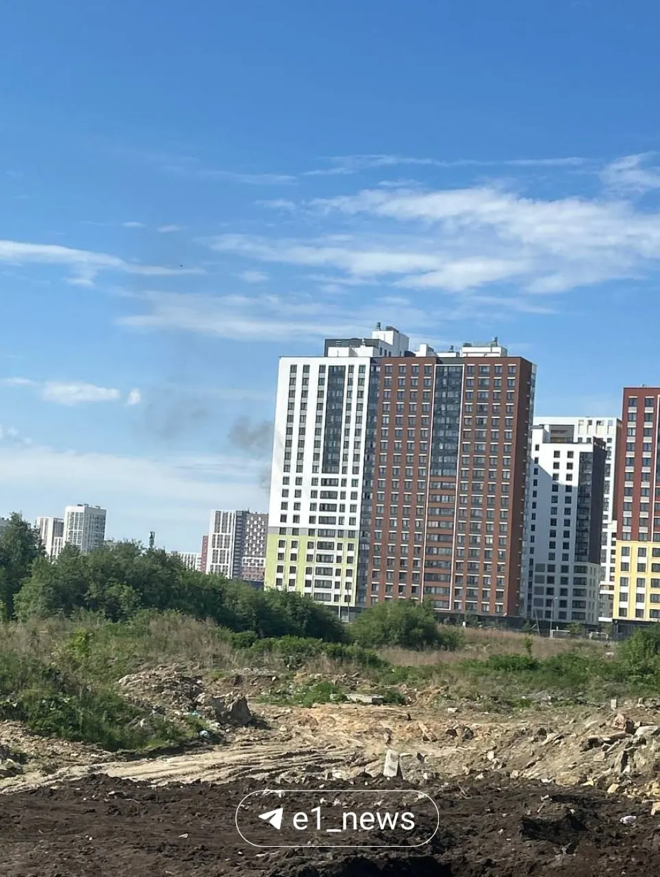 На улице Хрустальногорская в Екатеринбурге произошёл пожар: к тушению привлекли 7 машин и 17 пожарных, пострадавших не зафиксировано.